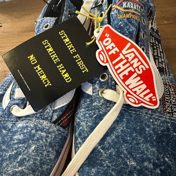 #38❤️/41❤️ BNWT Vans X Cobra Kai Old Skool ShoeS - Picture 12 of 13